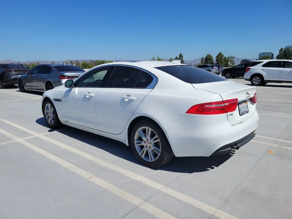 Used 2018 White Jaguar 25t Premium image 2