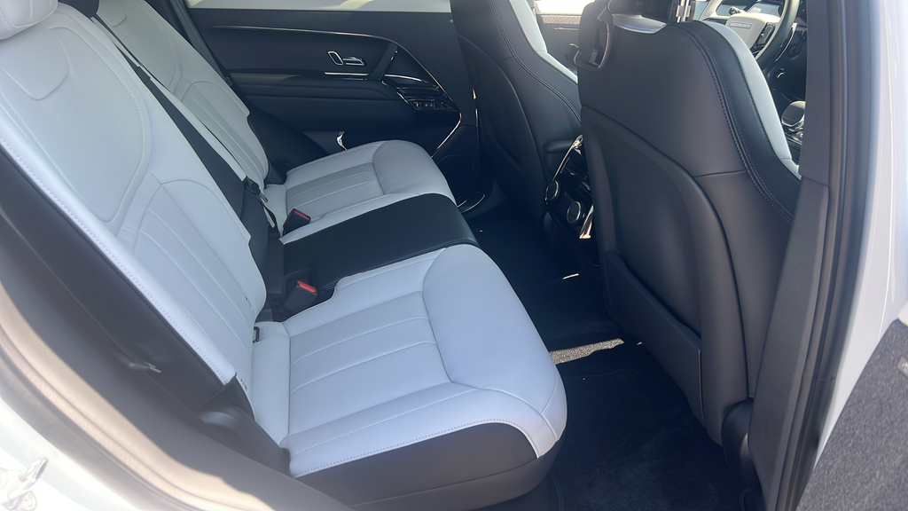 New 2026 Fuji White LAND ROVER Dynamic SE image 19
