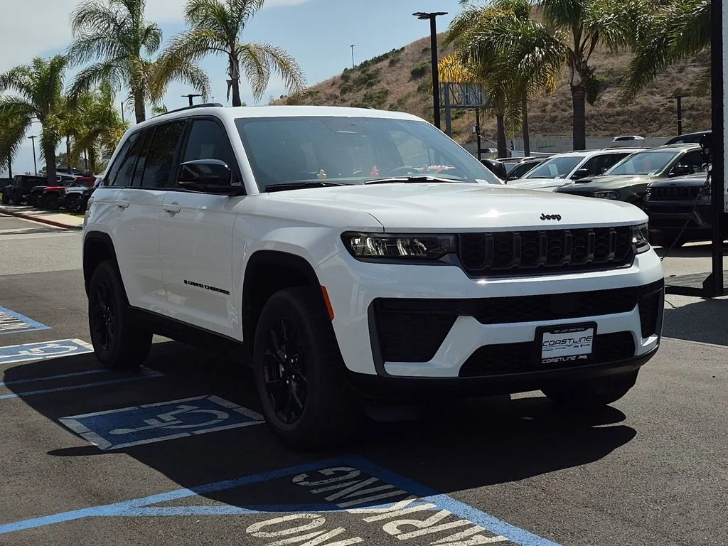 New 2026 Bright White Clear-Coat Exterior Paint Jeep Laredo Altitude image 3