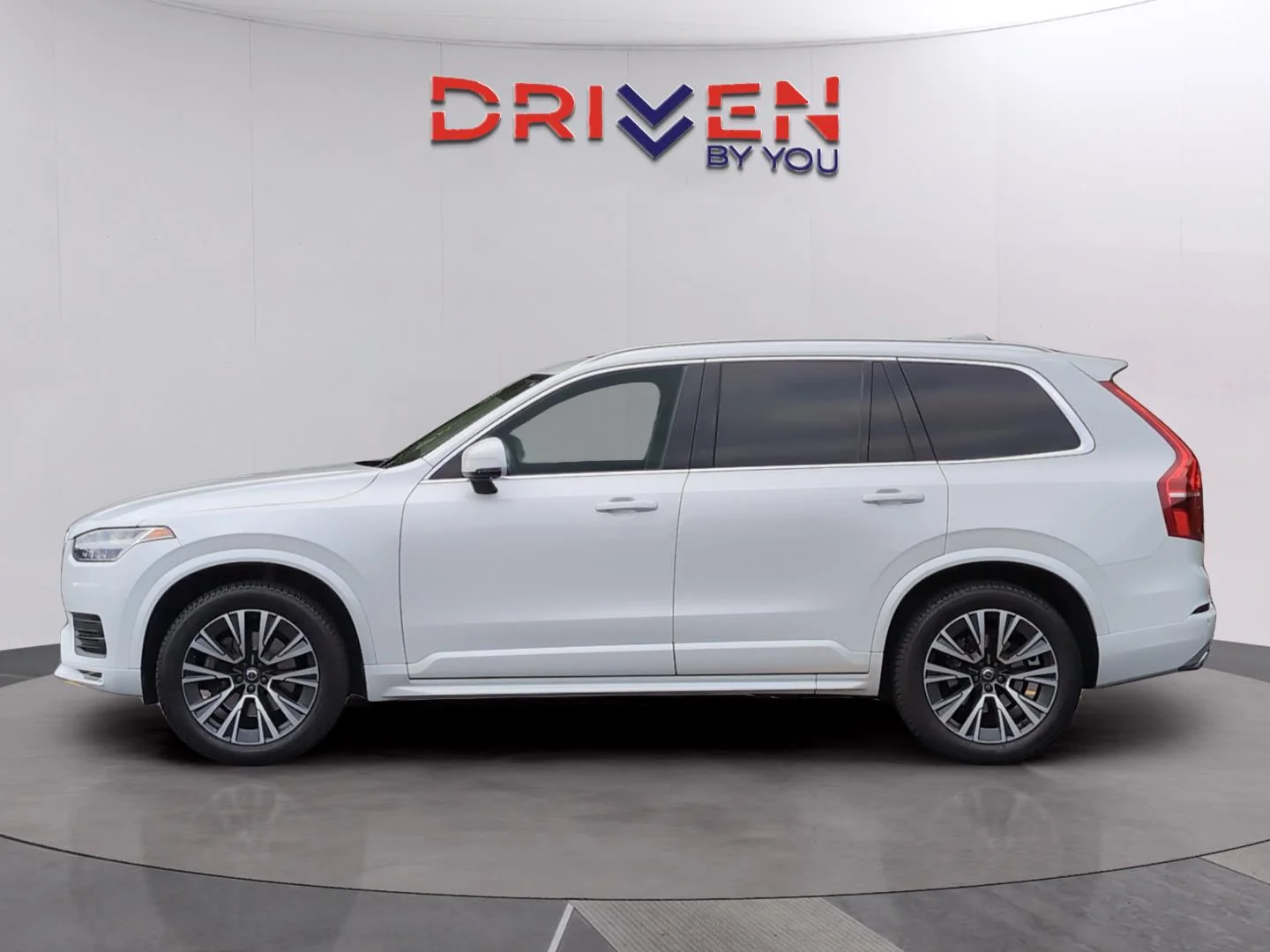 Used 2020 Crystal White Metallic Volvo Momentum image 2