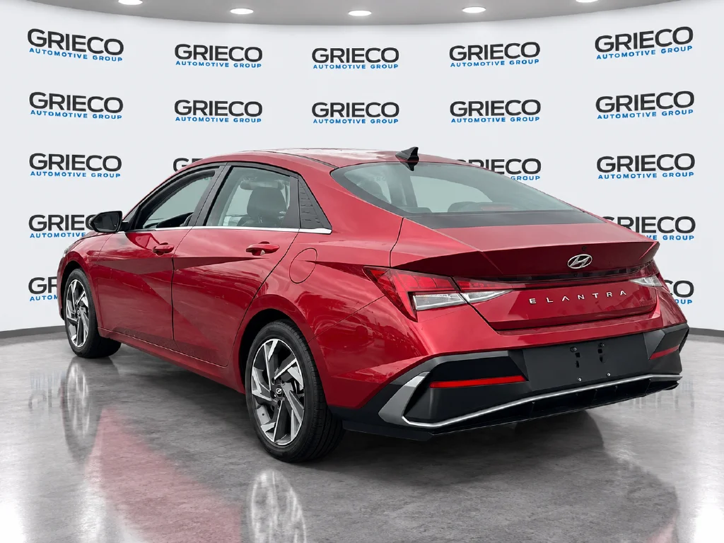Used 2025 Red Hyundai SEL Convenience image 2