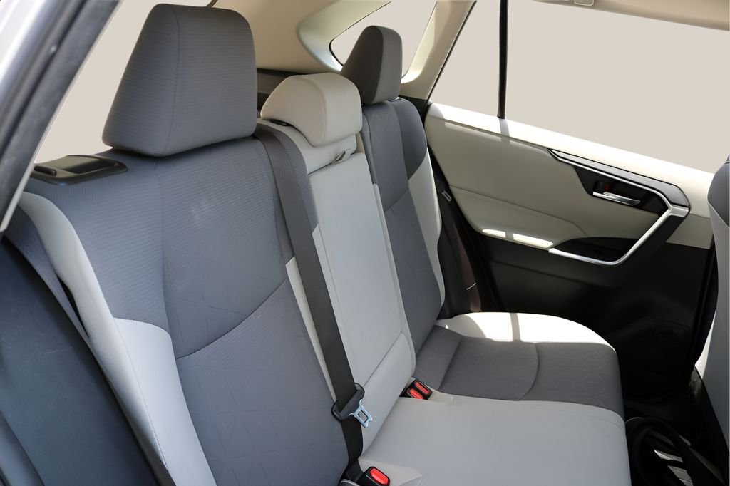 Used 2019 Silver Toyota XLE image 18