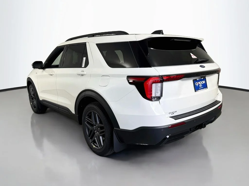 New 2026 Star White Metallic Tri-Coat Ford ST-Line image 5