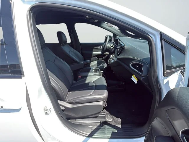 2025 Chrysler Pacifica Select - Photo 9