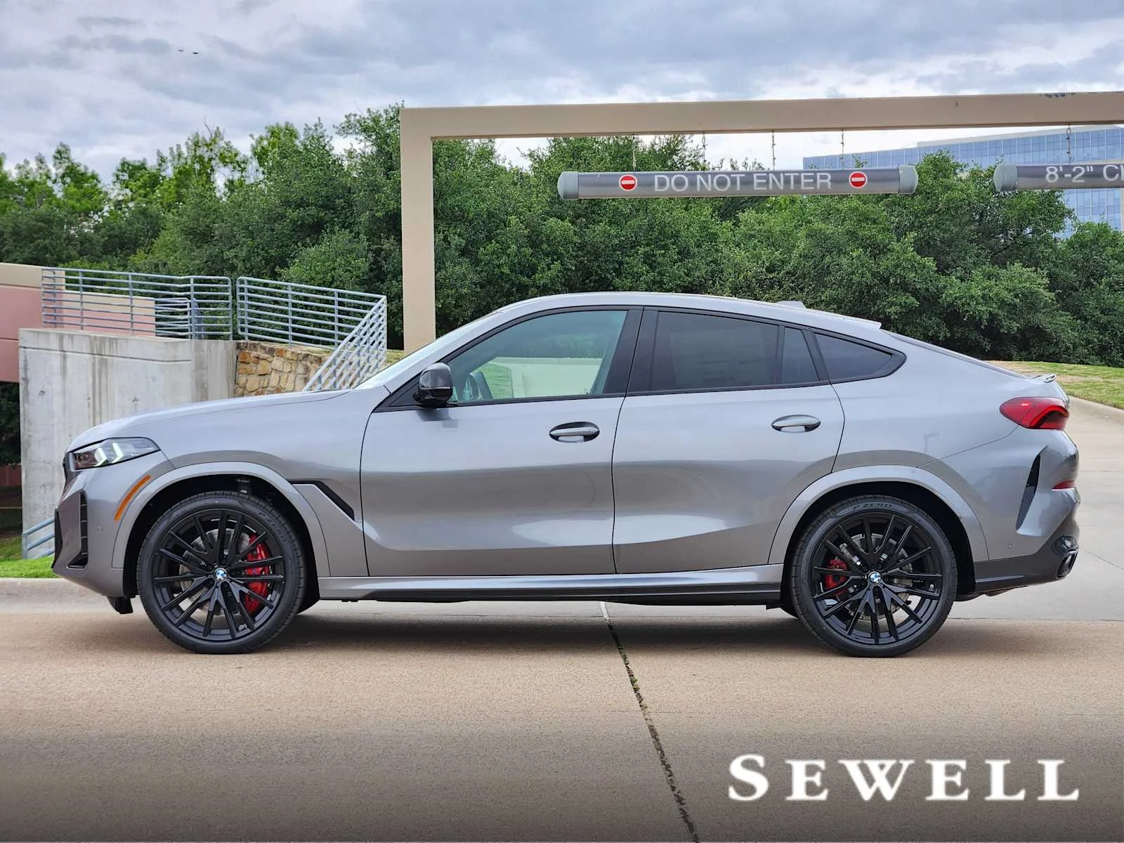 New 2027 Skyscraper Grey Metallic BMW M60i image 2