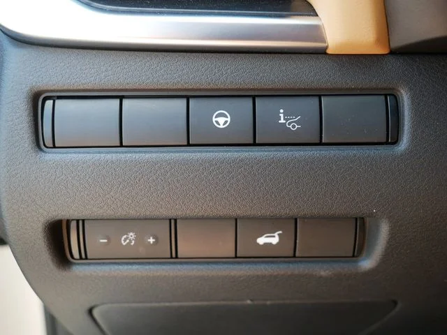 Used 2021 Gold Nissan Platinum image 23