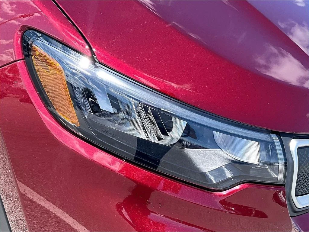 Used 2022 Red Jeep Latitude Lux image 30
