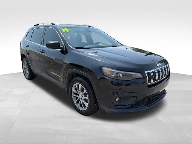 Used 2019 Black Jeep Latitude Plus image 1