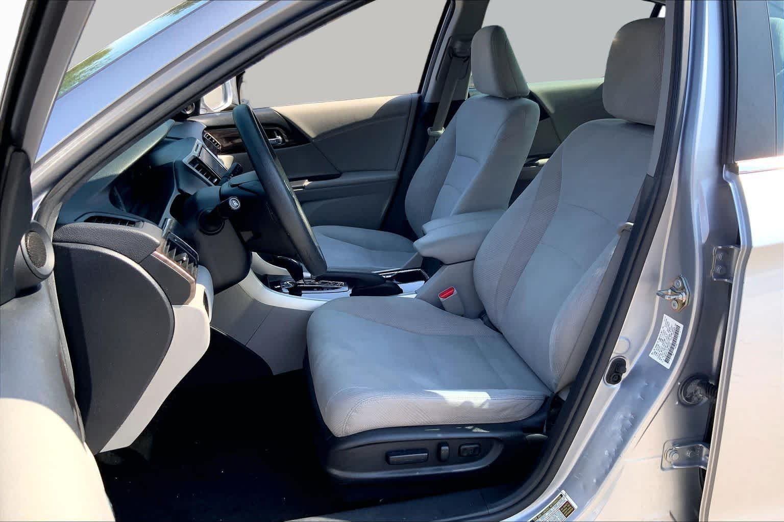 Used 2016 Lunar Silver Metallic Honda EX image 8
