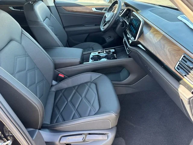 New 2026 Deep Black Pearl Volkswagen SE w/Technology image 19