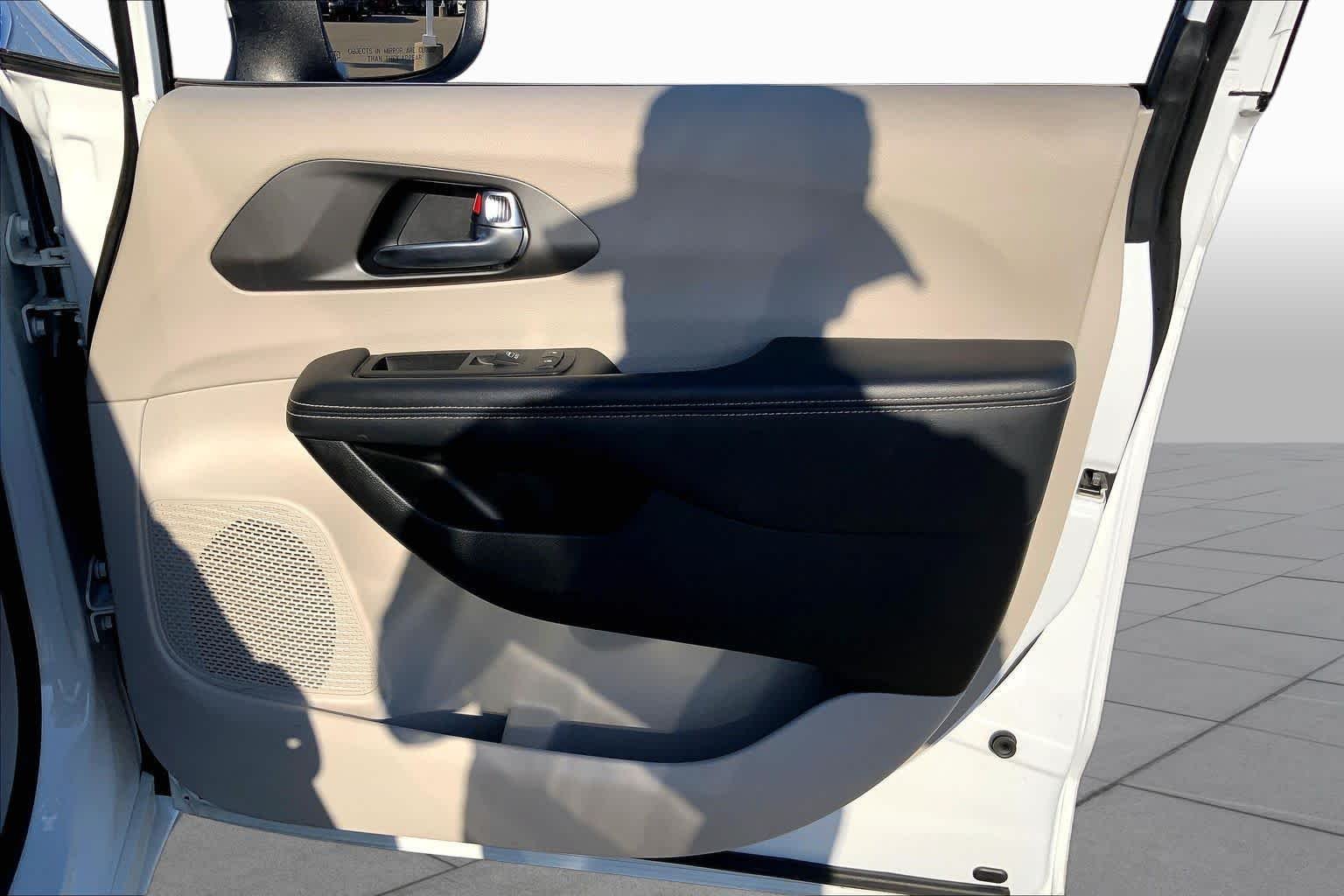 Used 2023 Bright White Clearcoat Chrysler Touring L image 23