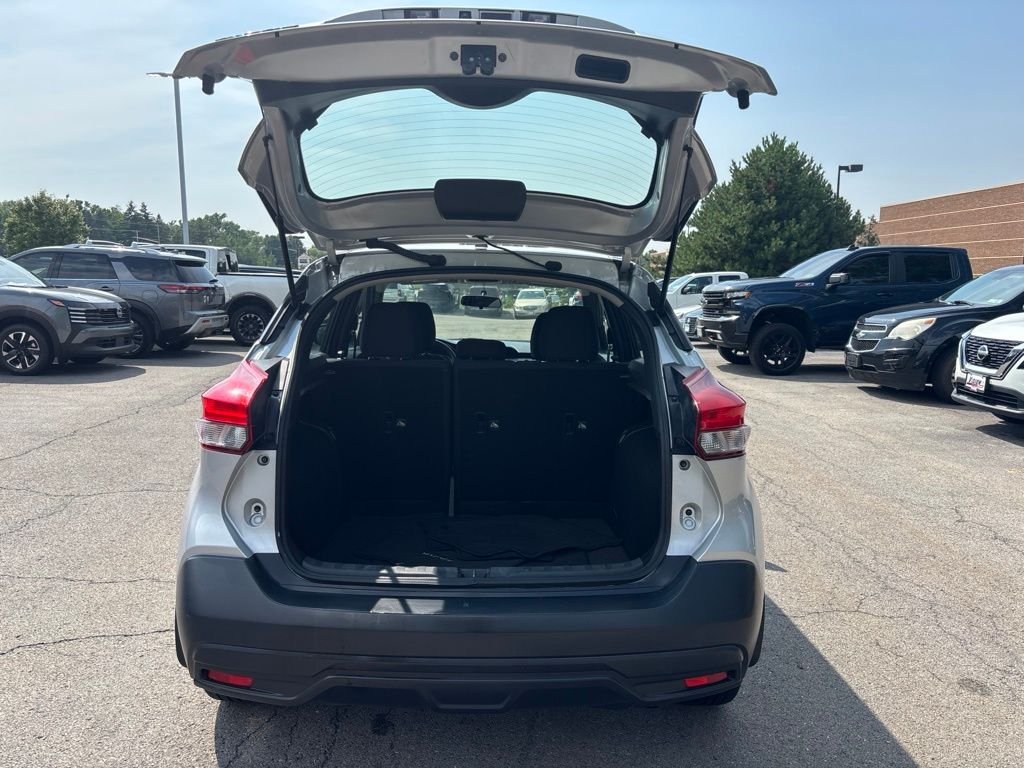 Used 2018 Silver Nissan S image 7