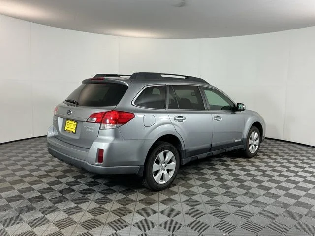 Used 2010  Subaru 2.5i Premium image 5