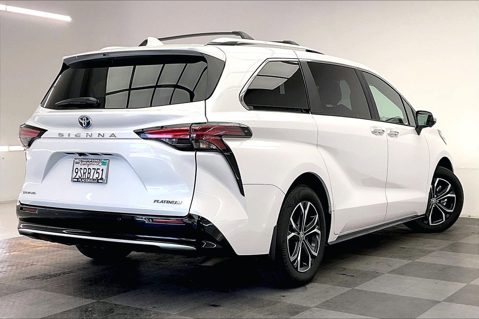 2025 Toyota Sienna Platinum photo 3