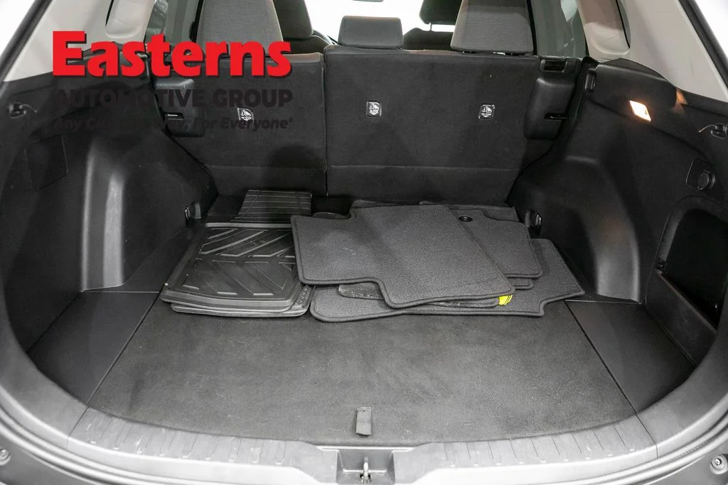 Used 2021 Silver Toyota XLE image 9