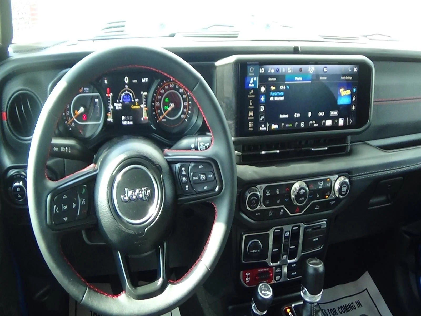 Used 2024 Hydro Blue Pearl Coat (pbj) Jeep Rubicon image 13