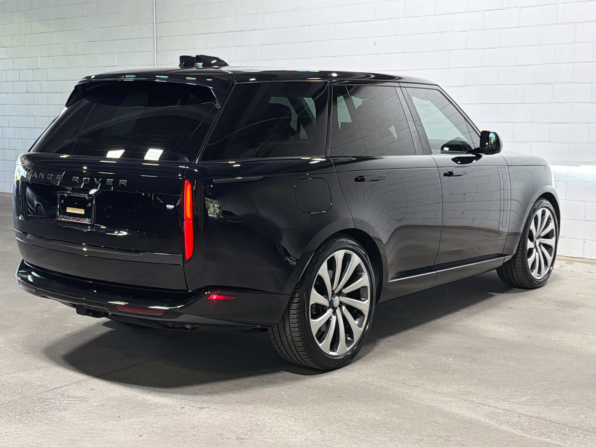 Used 2024 Ligurian Black SV Bespoke Ultra Metallic Sat Land Rover Autobiography image 7