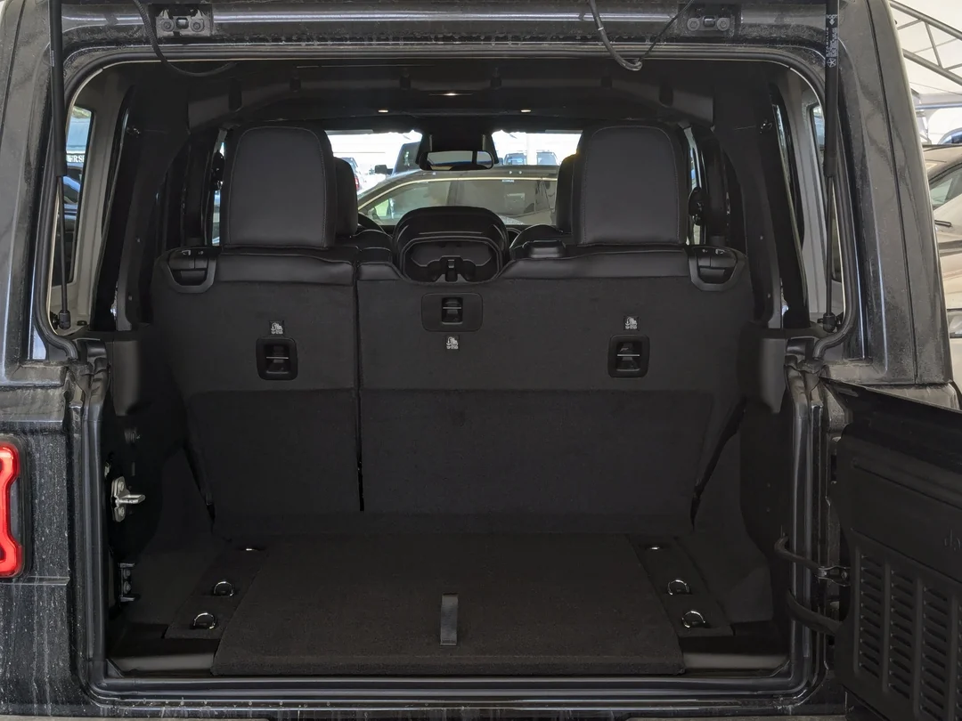 New 2026 Black Jeep Sahara - - 4x4 - McKinley Leather Seats - Body? Colour Hardtop - Side Steps & More! image 25