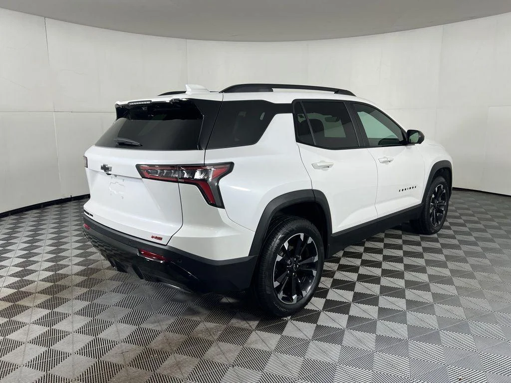 Used 2025 Pearl Chevrolet RS image 11