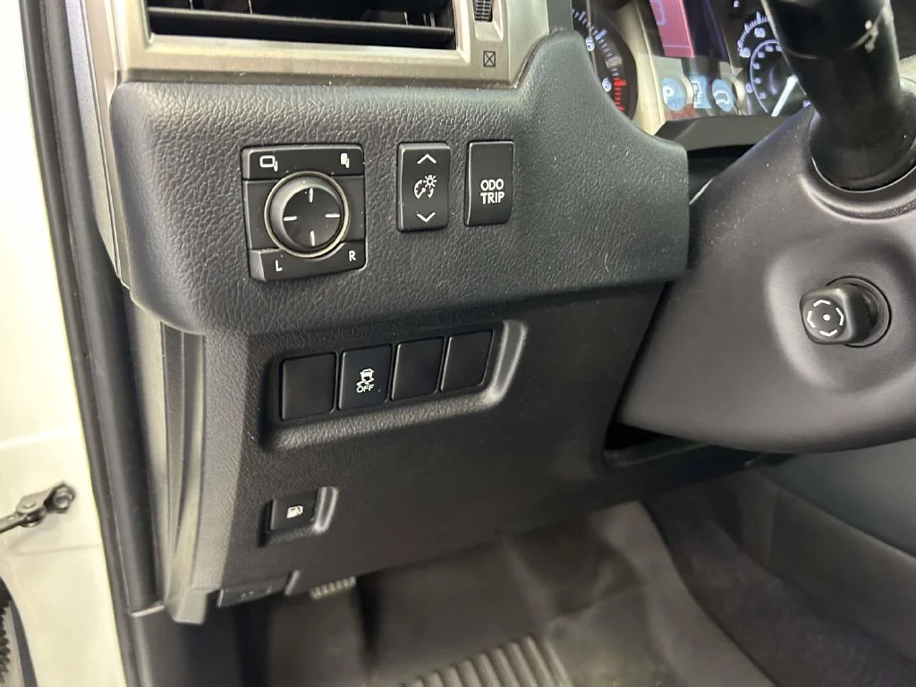Used 2018 White Lexus 460 image 19