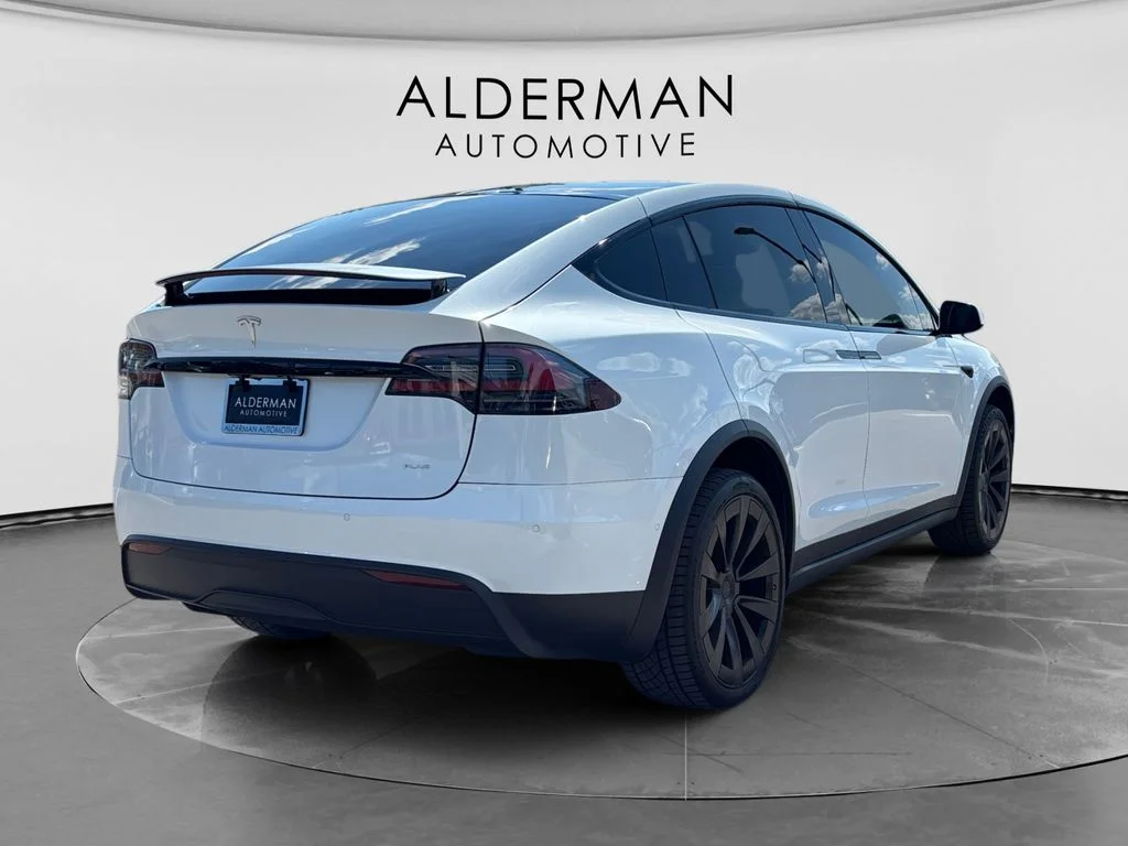 Used 2022 White Tesla Plaid image 5