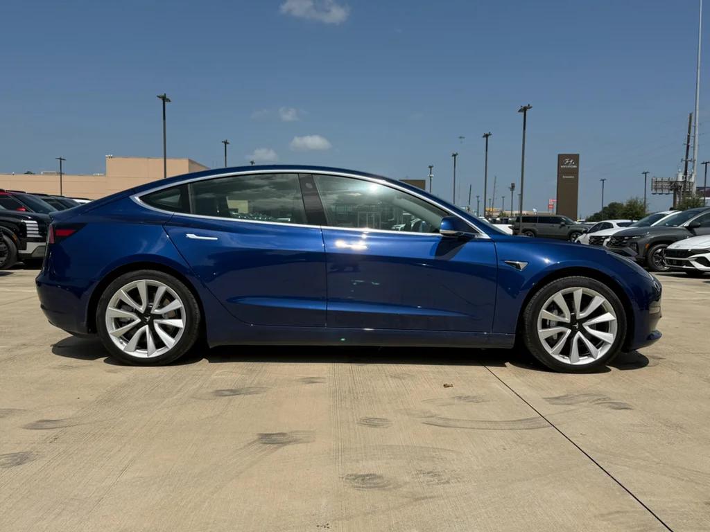 Used 2020  Tesla Standard Range image 7