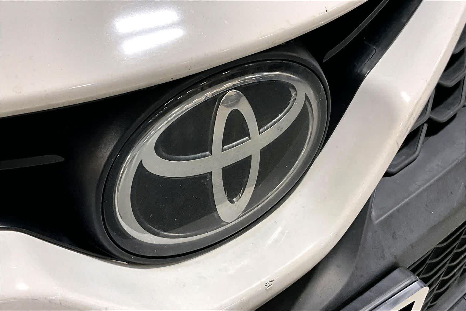 Used 2023 Ice Cap Toyota SE image 30