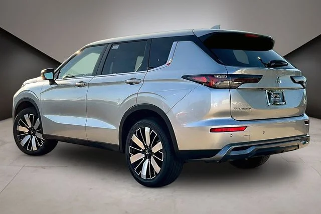 New 2026 Silver Mitsubishi SE image 3