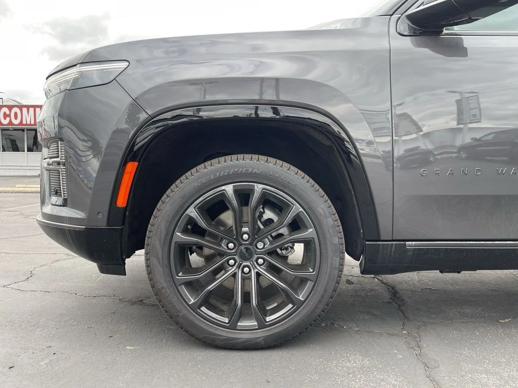 New 2026 Baltic-Gray Metallic Clear-Coat Exterior Paint Jeep Summit Obsidian image 10