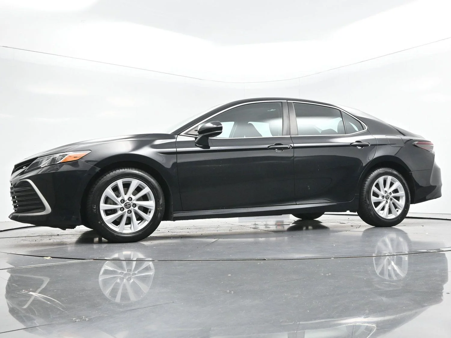 Used 2022 Midnight Black Metallic Toyota LE image 43