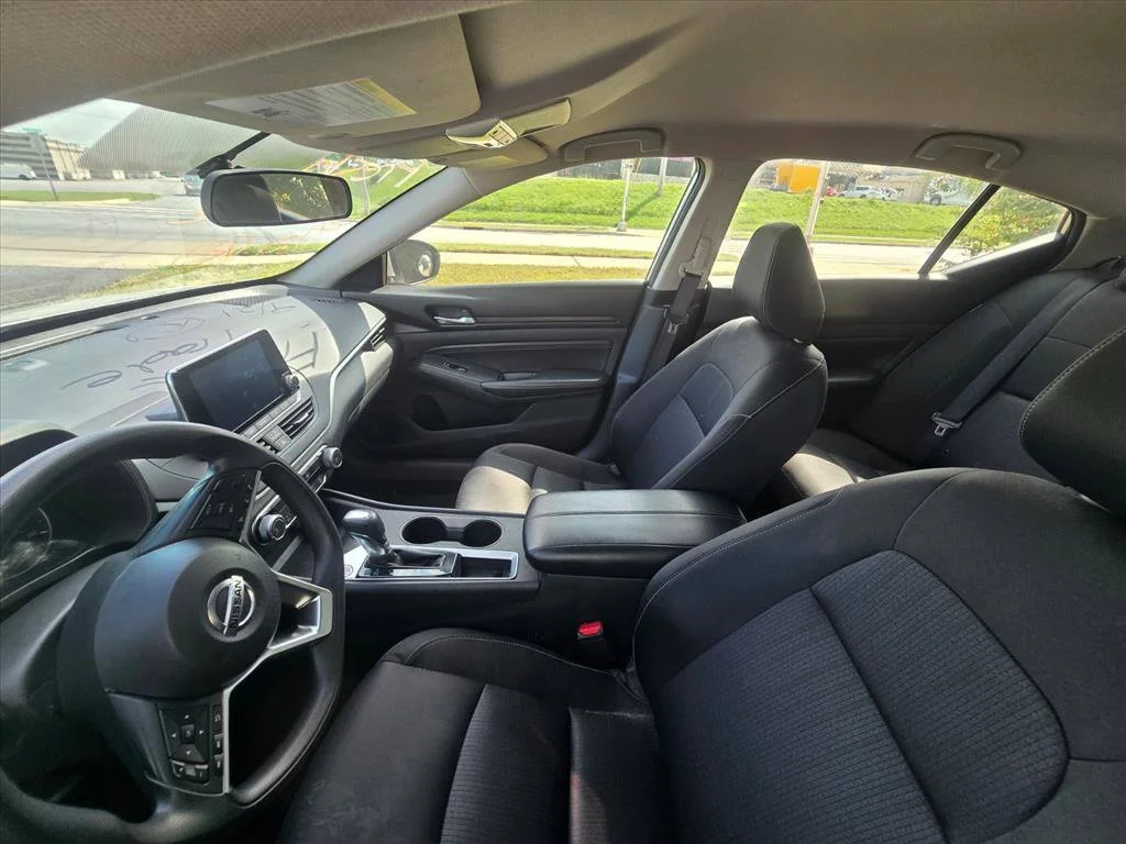 Used 2020 Silver Nissan 2.5 S image 4