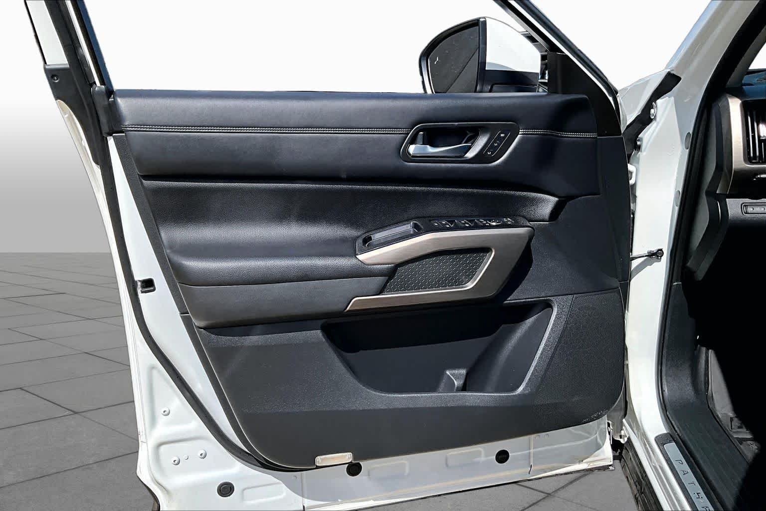 Used 2022 Pearl White Tricoat Nissan Platinum image 25