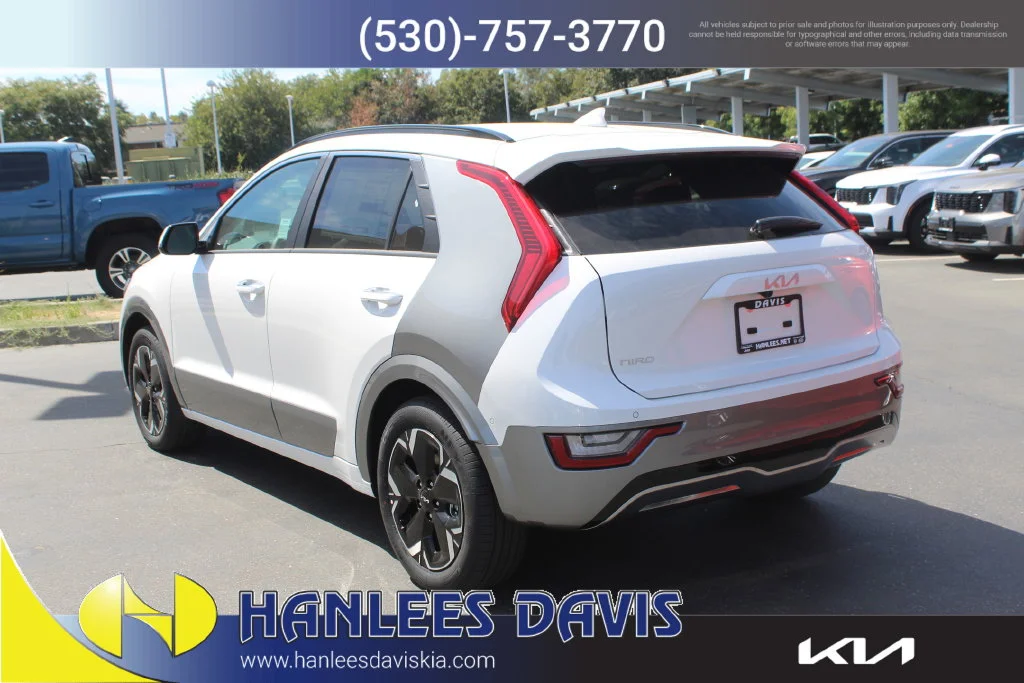 New 2026 White Kia Wave image 9