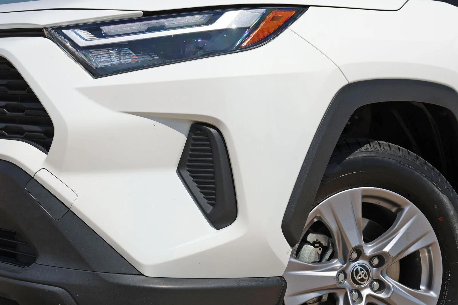 Used 2025 White Toyota LE image 11
