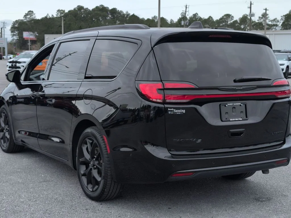 Used 2025 Black Chrysler Limited image 3