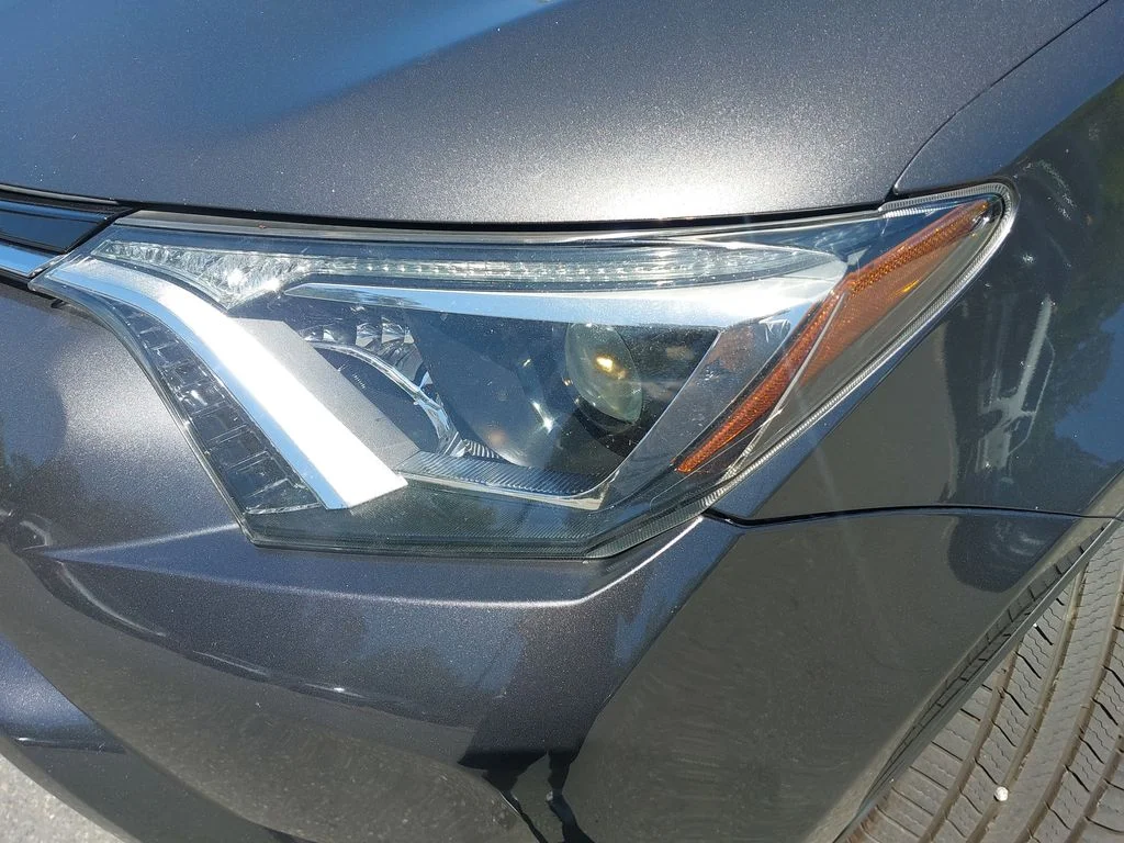 Used 2018 Gray Toyota LE image 27