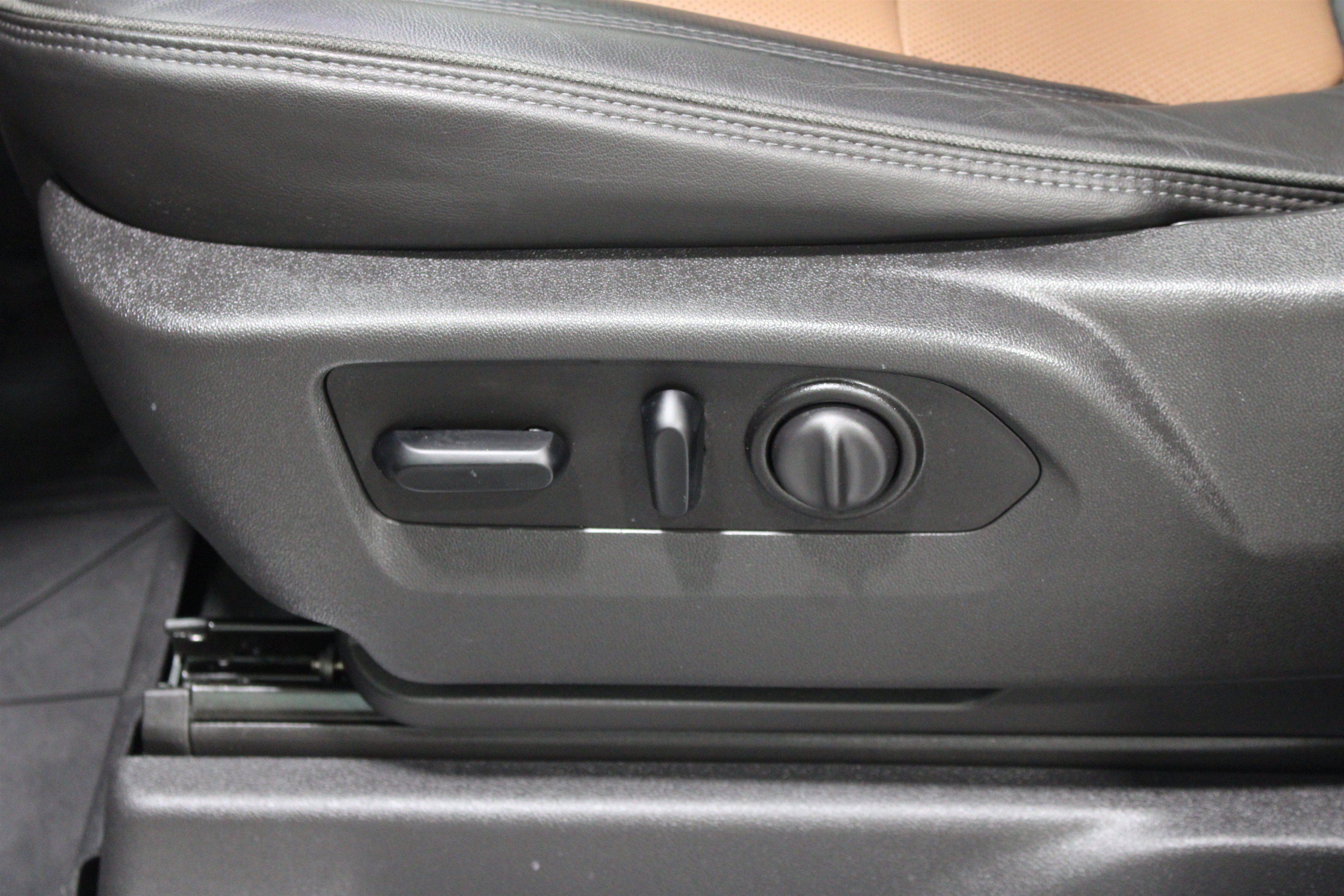Used 2020 Iridescent Pearl Tricoat Chevrolet High Country image 5
