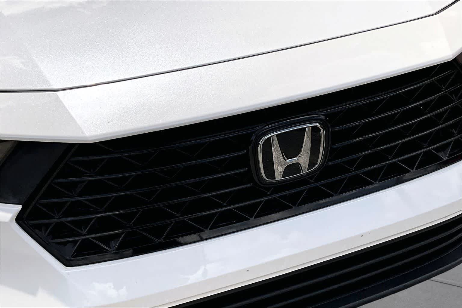 Used 2023 Platinum White Pearl Honda LX image 29
