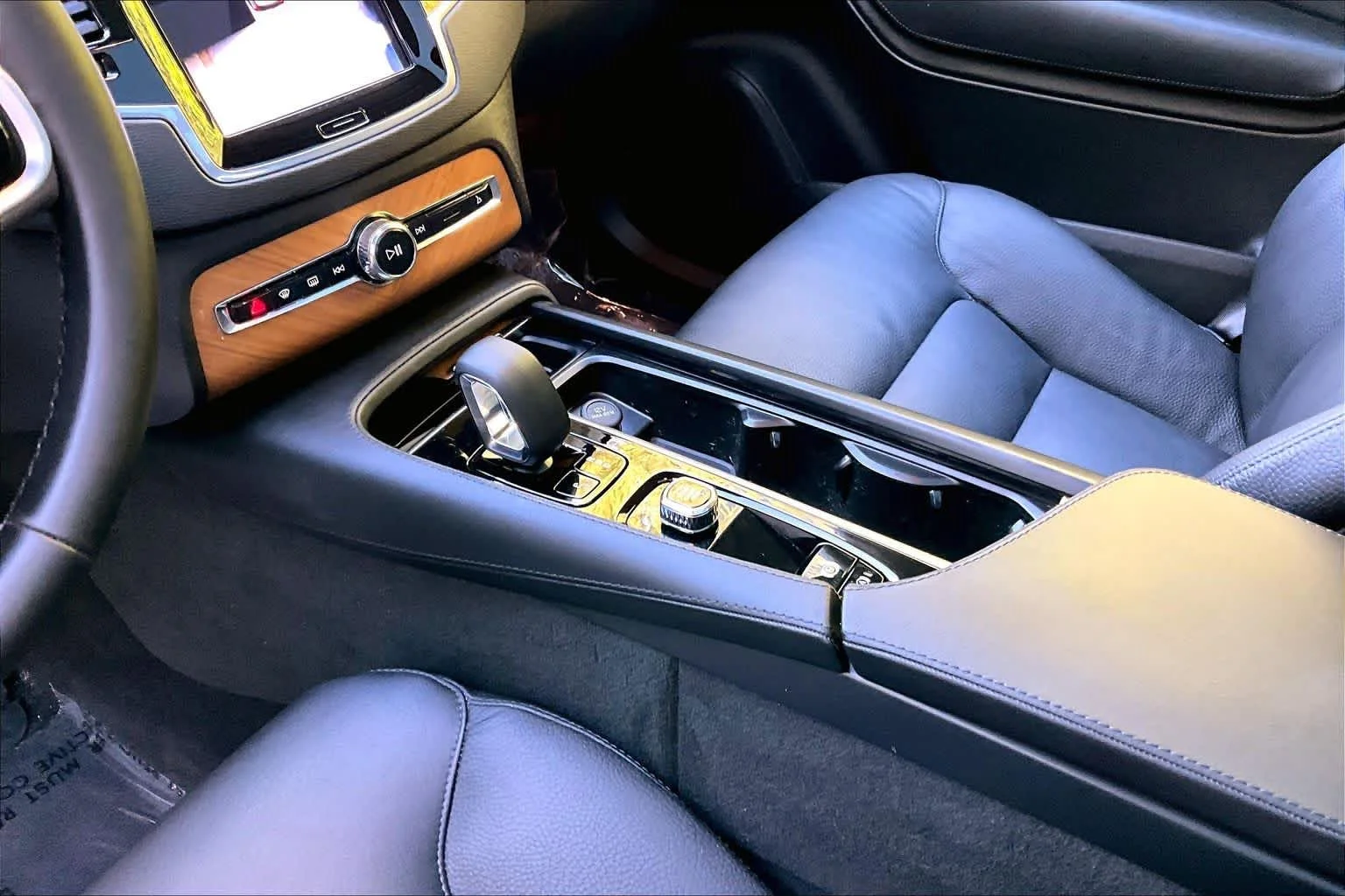 Certified Used 2025 Vapour Grey Volvo Plus image 16