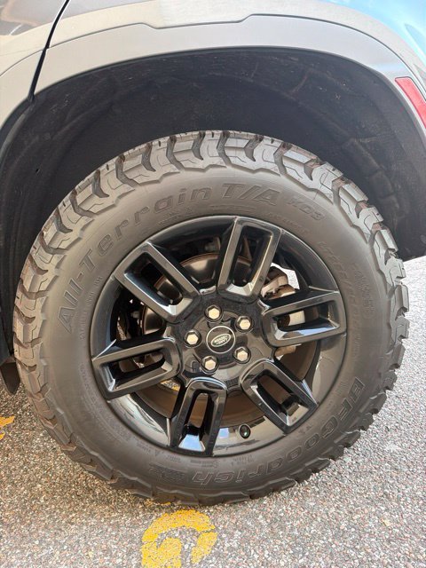 Used 2023 Gray Land Rover S image 9