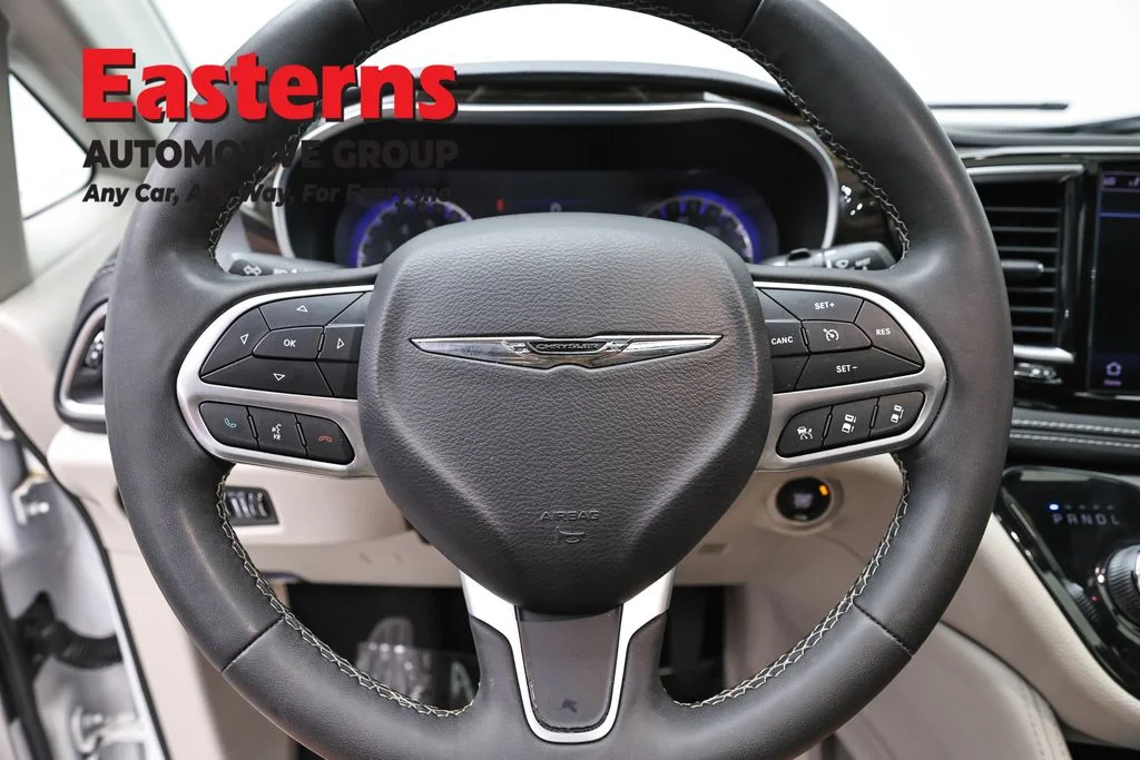 Used 2023 White Chrysler Limited image 10