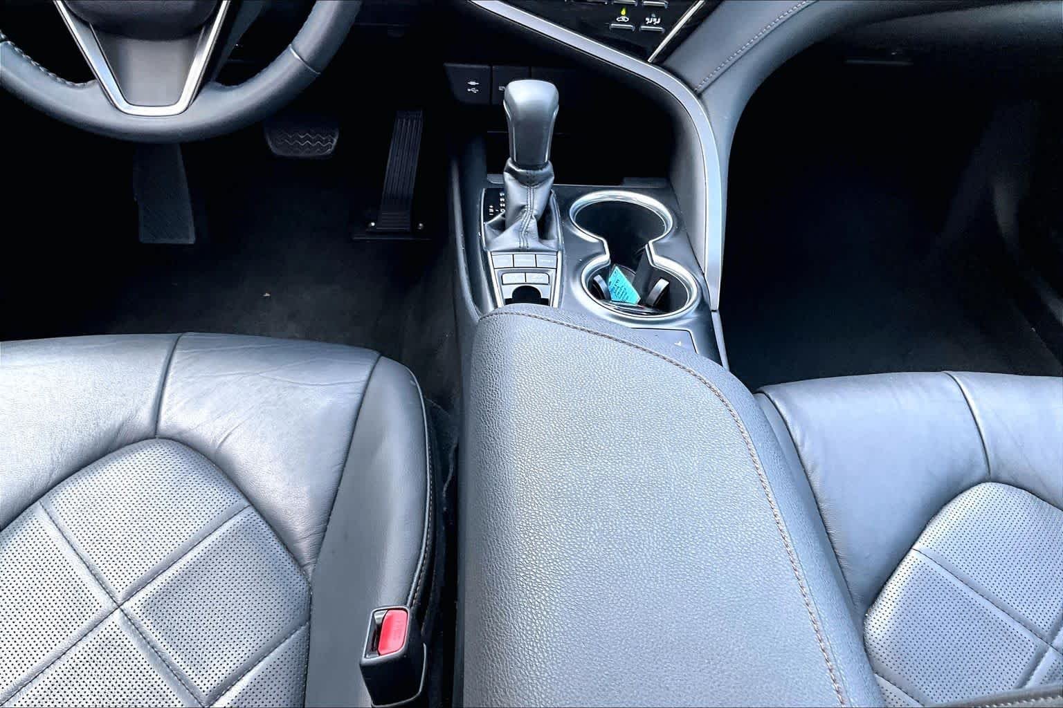 Used 2018 Galactic Aqua Mica Toyota Hybrid XLE image 17