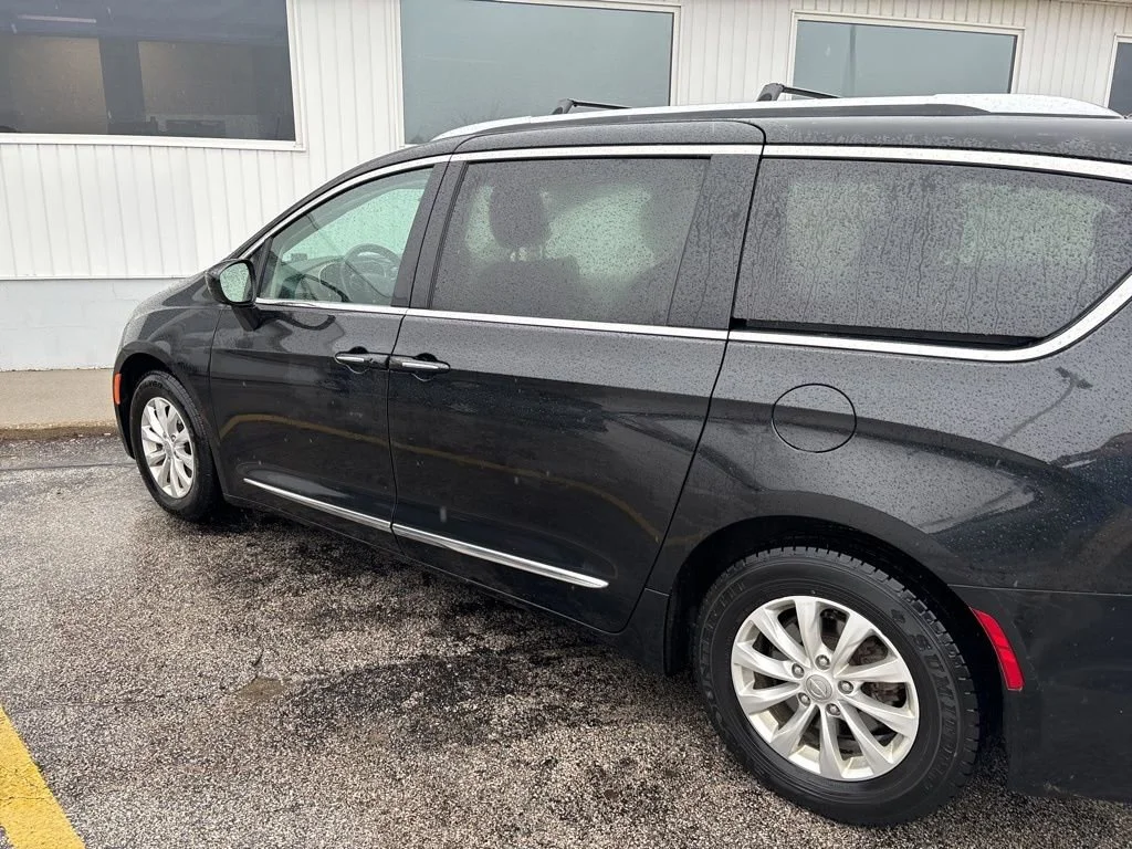 Used 2018  Chrysler Touring L image 3