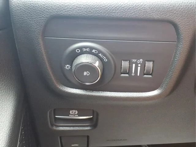 Used 2025  Jeep Limited image 15