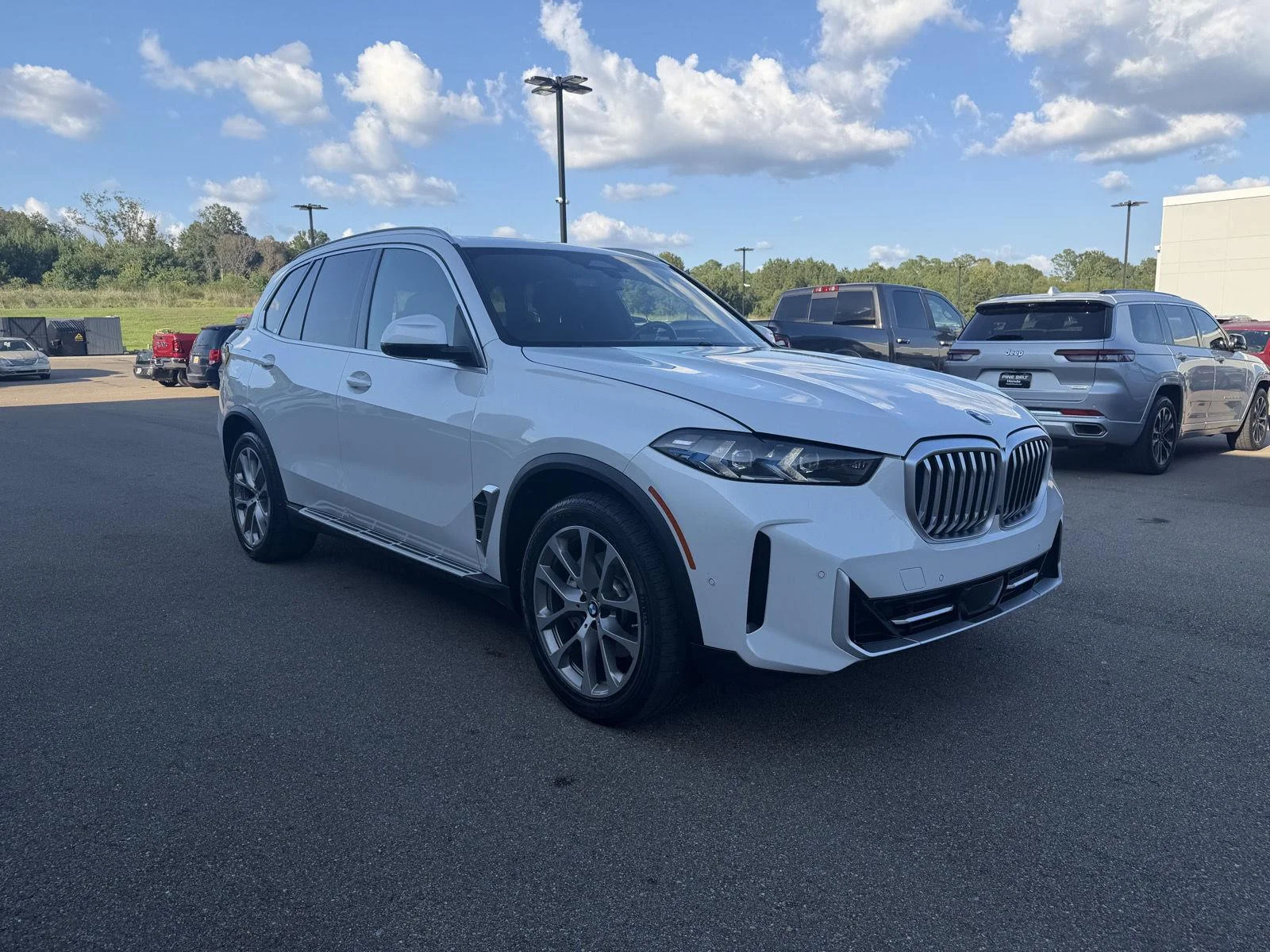 Used 2024 Mineral White Metallic BMW xDrive40i image 3