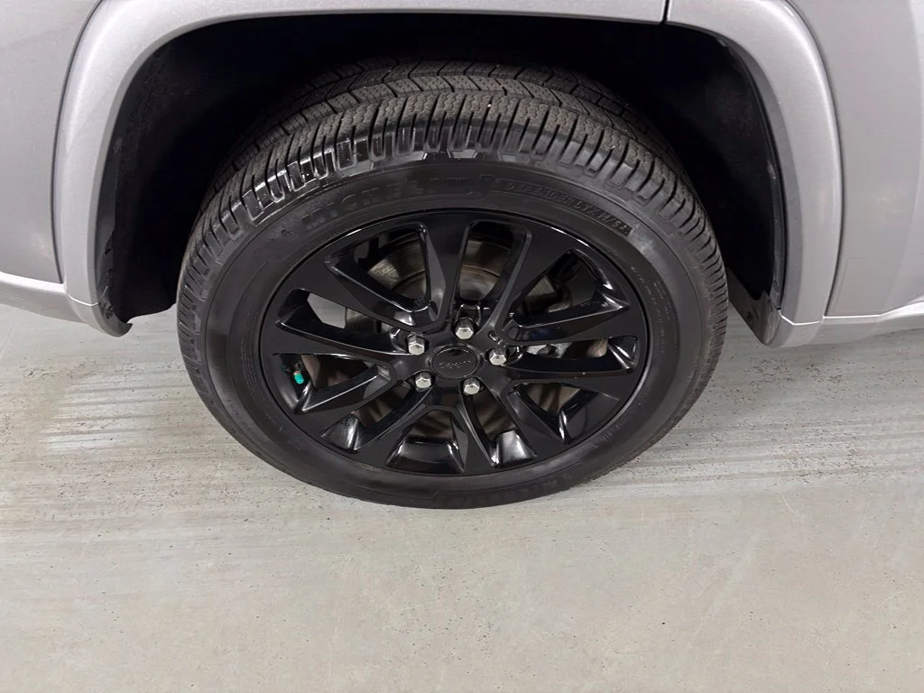 Used 2021 Silver Jeep Laredo X image 11