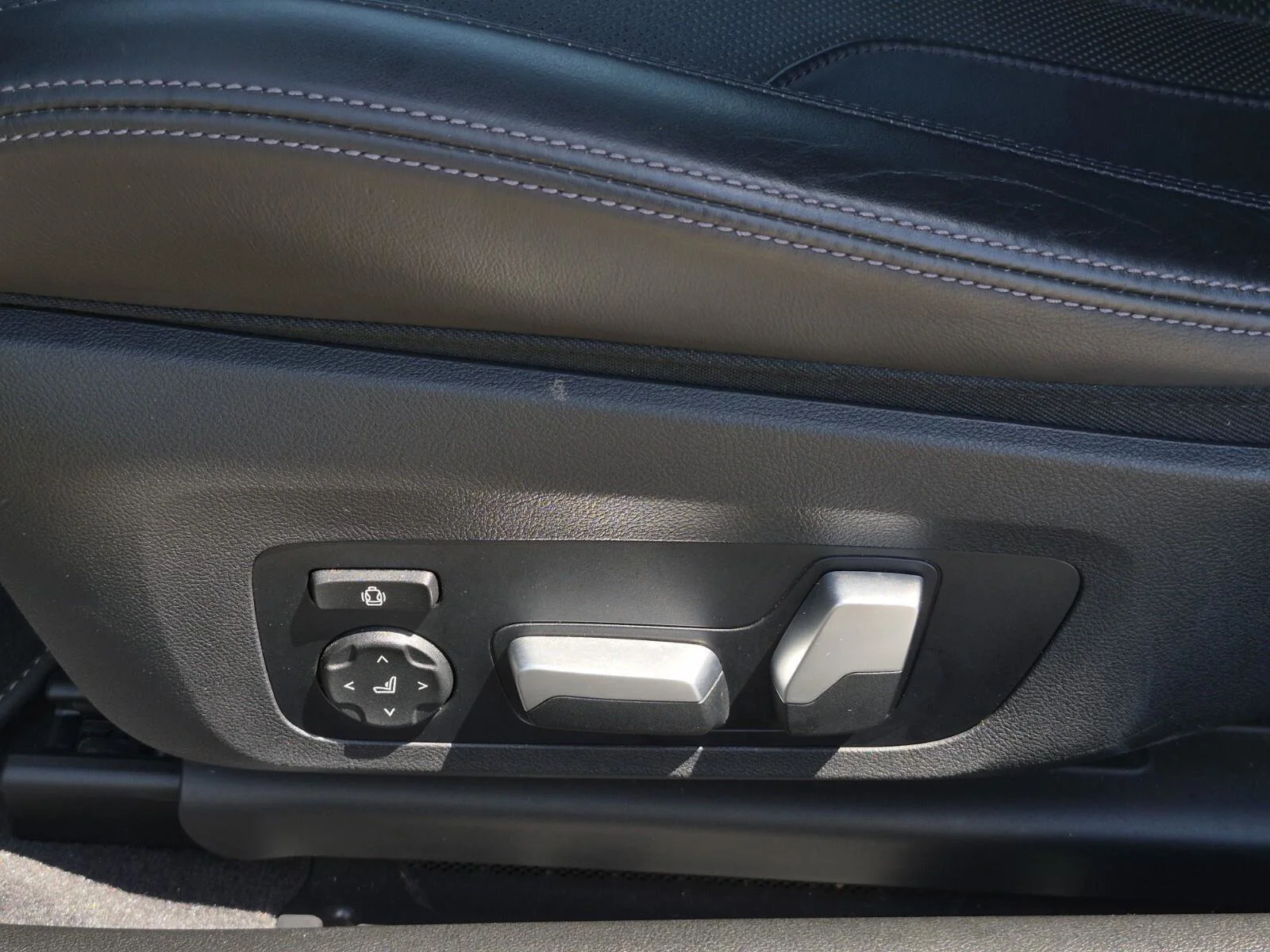 Used 2022 Skyscraper Grey Metallic BMW Competition xDrive image 14