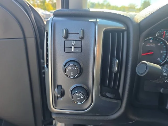 Used 2018 SILVER ICE METALLIC Chevrolet LT image 27