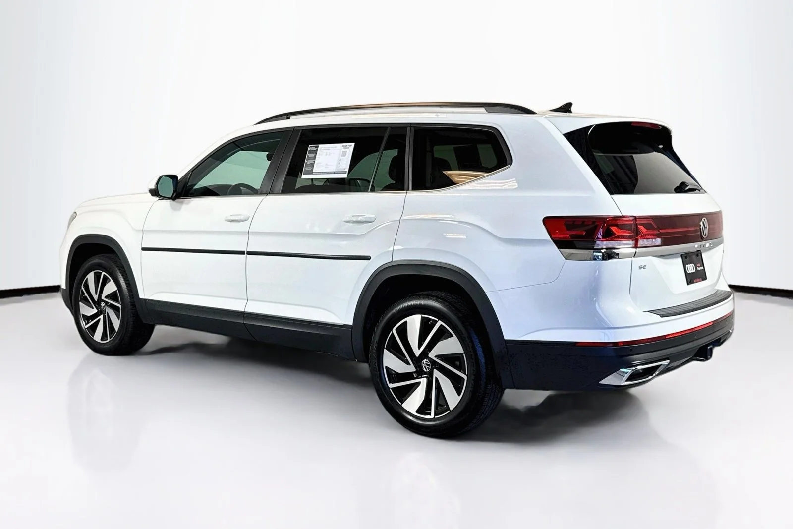 Used 2025 Pure White Volkswagen 2.0T SE w/Technology image 7