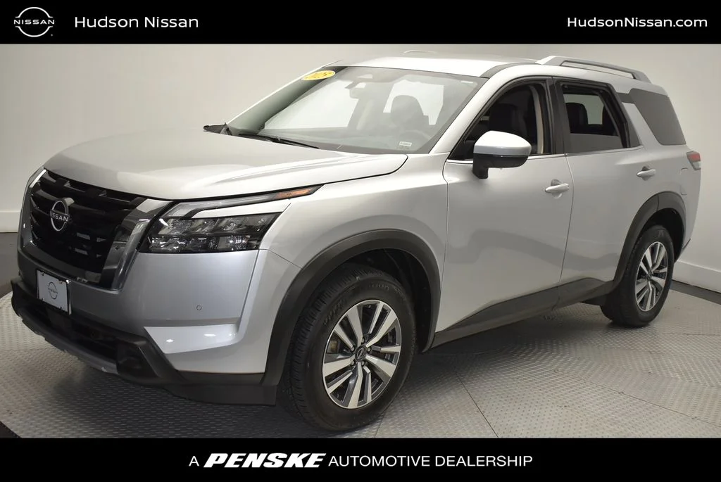 2025 Nissan Pathfinder SL 2WD's photo